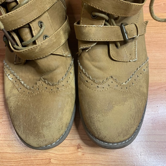 Tan Wingtip Brogue Buckle Combat Boots | Side Zip | Size 39 (US 8/8.5) - Picture 14 of 15